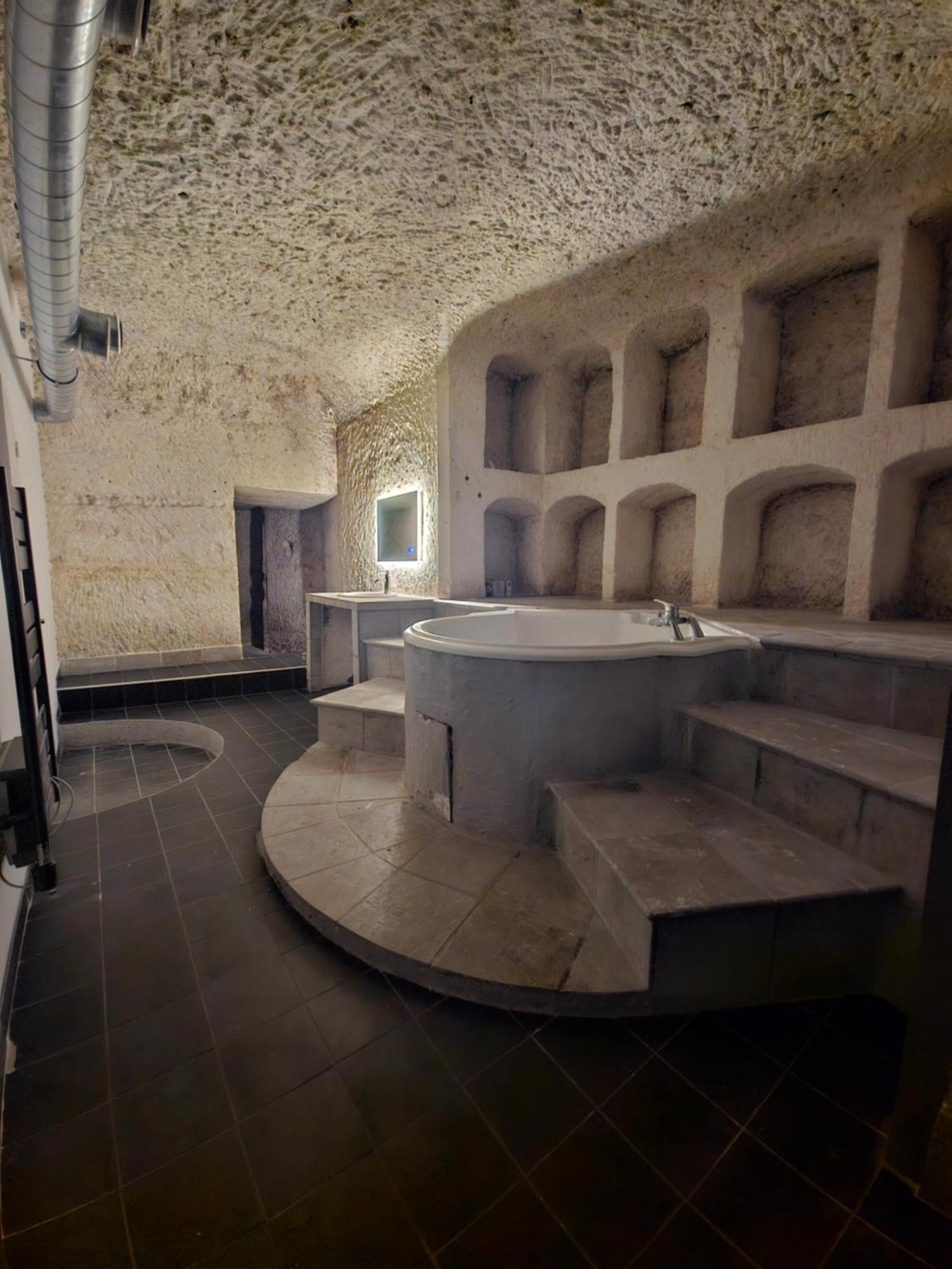 Troglodyte Baths Apartment Saint-Étienne-de-Chigny Екстериор снимка